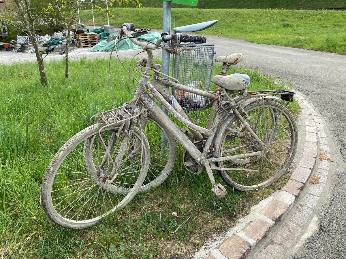 Man sieht zwei alte Velos.